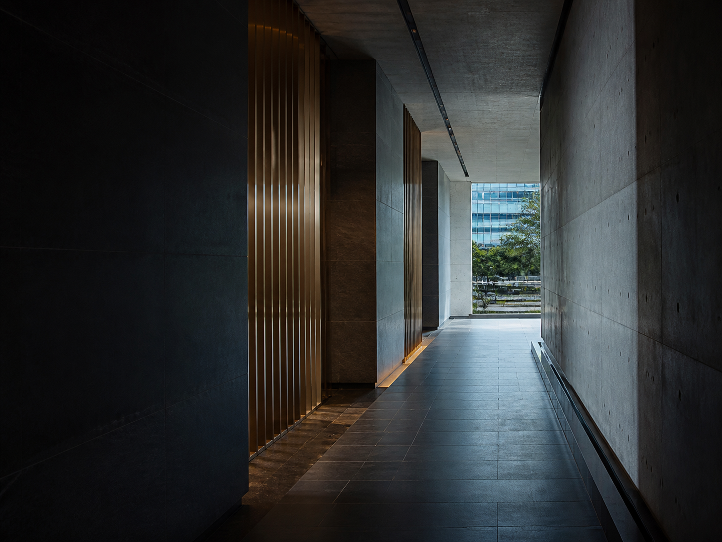 Arquitetura contemporânea em pedra, concreto e metal